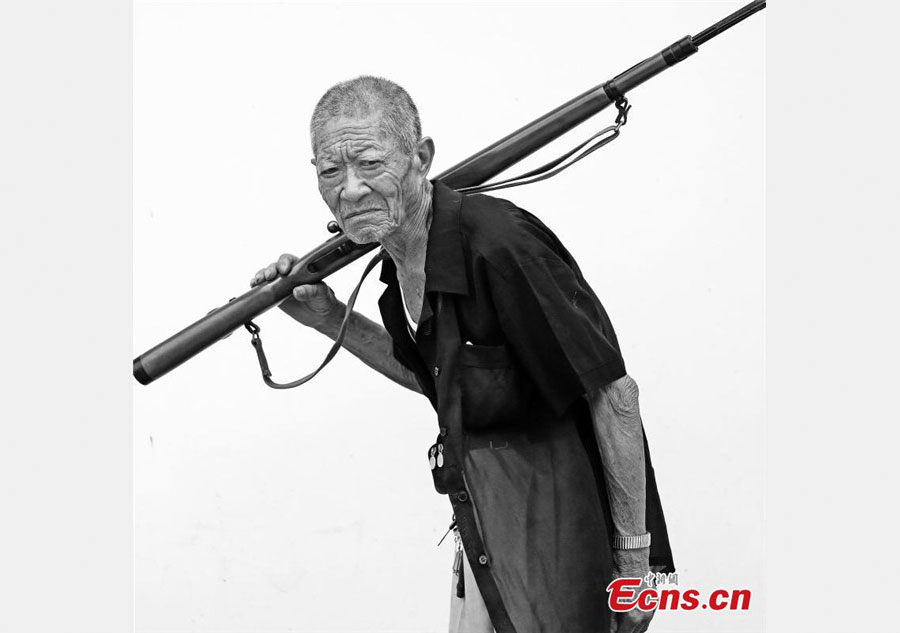 Veterans remember the war days with photographer