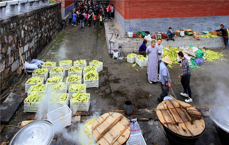 Shaolin Temple shares harvest with tourists