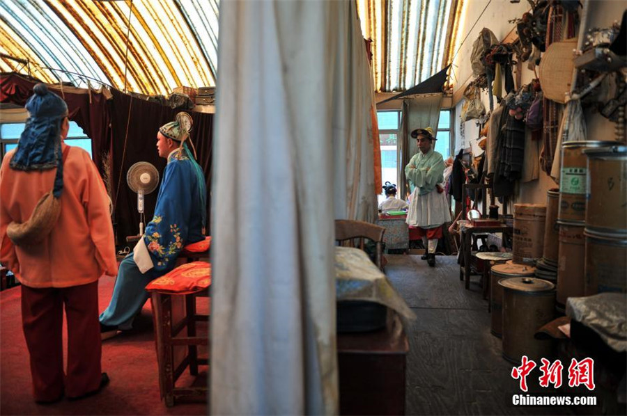 Dian opera troupe concealed in Kunming food market