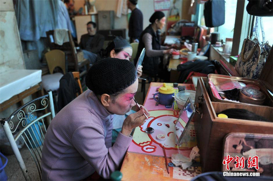 Dian opera troupe concealed in Kunming food market