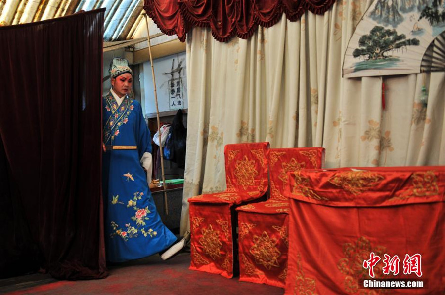 Dian opera troupe concealed in Kunming food market