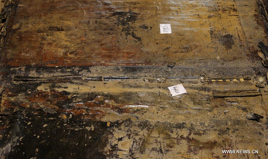 Relics inside coffin in 2,000-year-old tomb of Haihunhou