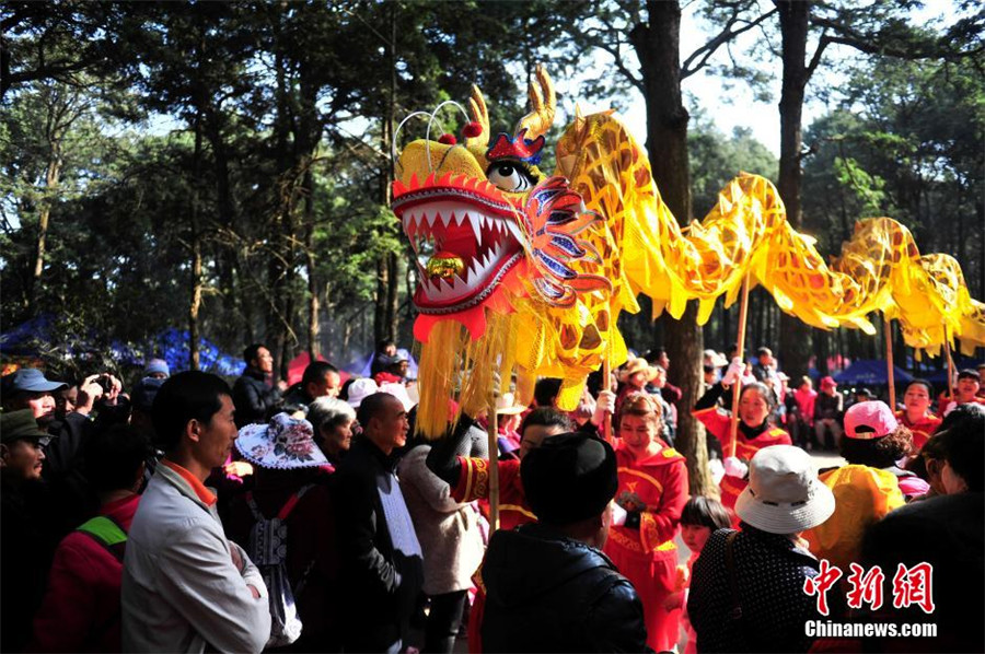 Citizens enjoy 400-year-old temple fair in Kunming