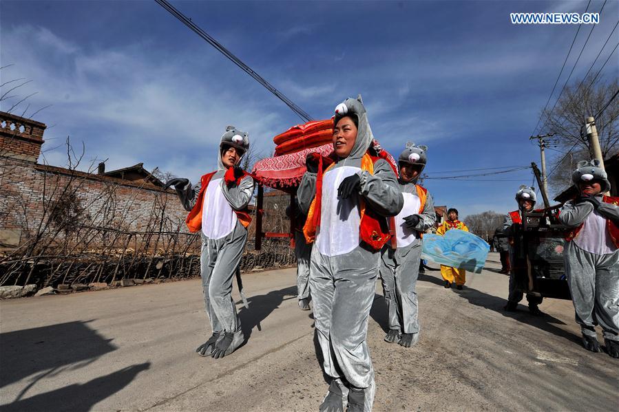 Folk artists perform 'Mouse Marriage' to pray for harvest