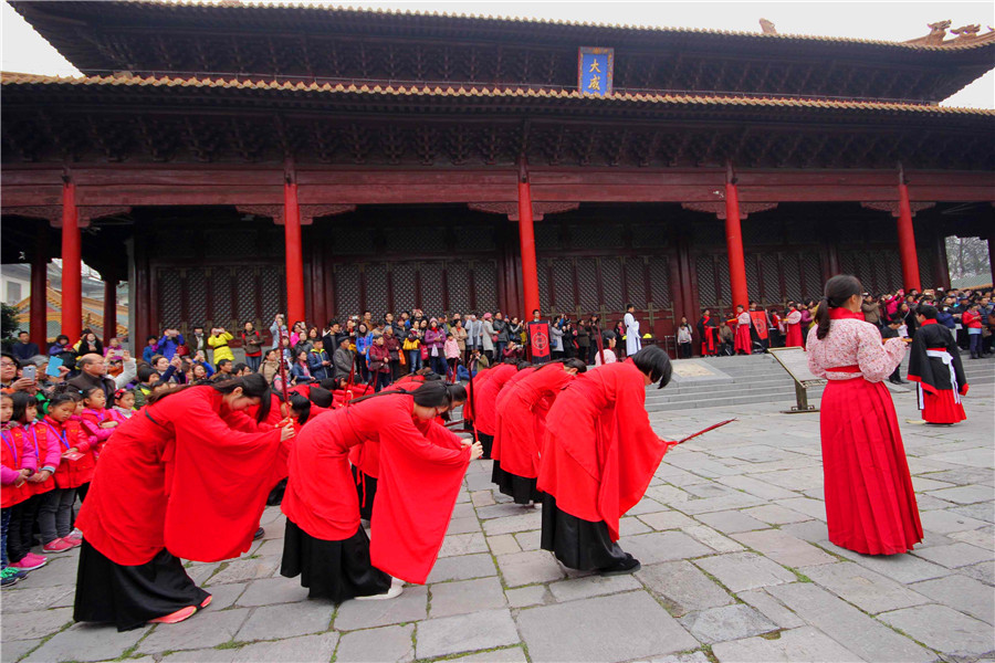 Spring ceremony held to worship Confucius in E China