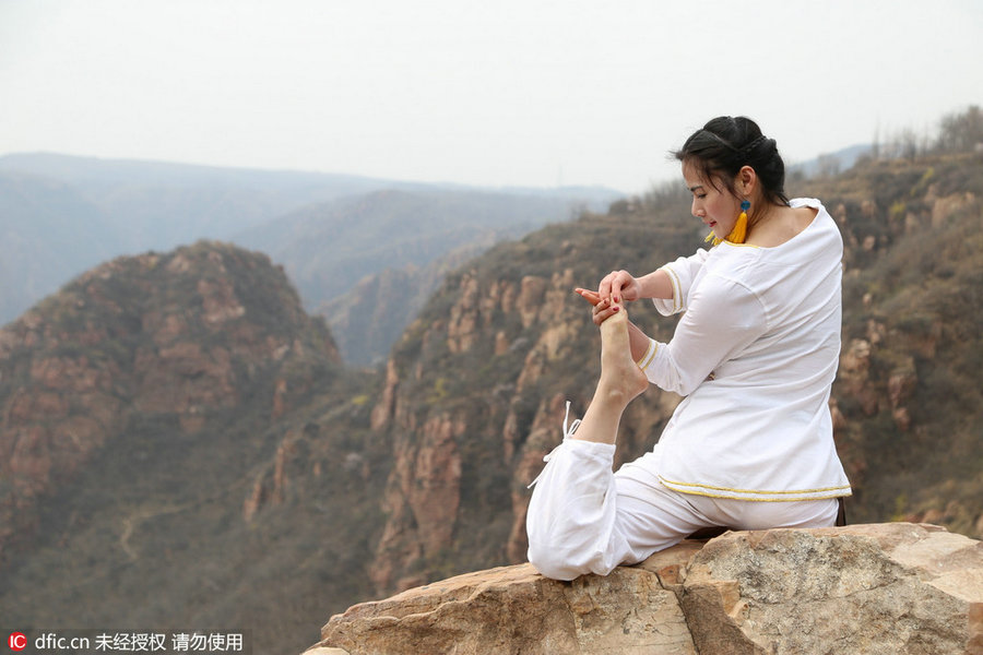 Danger! Women practice yoga on cliffs