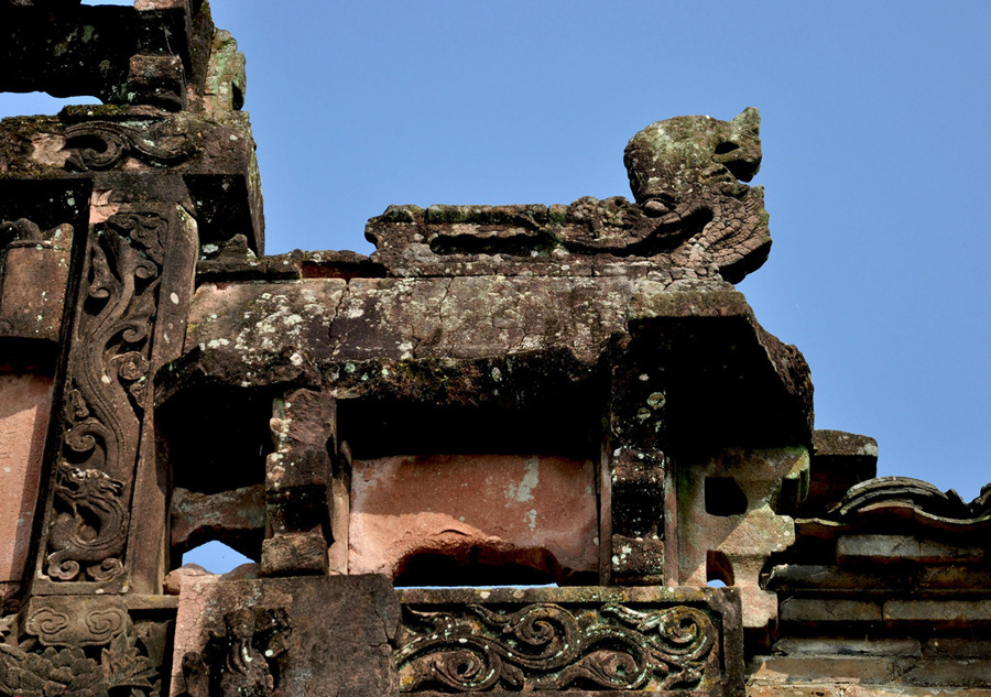 Historic Jiangxi archway deteriorating without protection