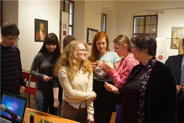 Chinese Culture Talk on seal engraving held in Czech Republic