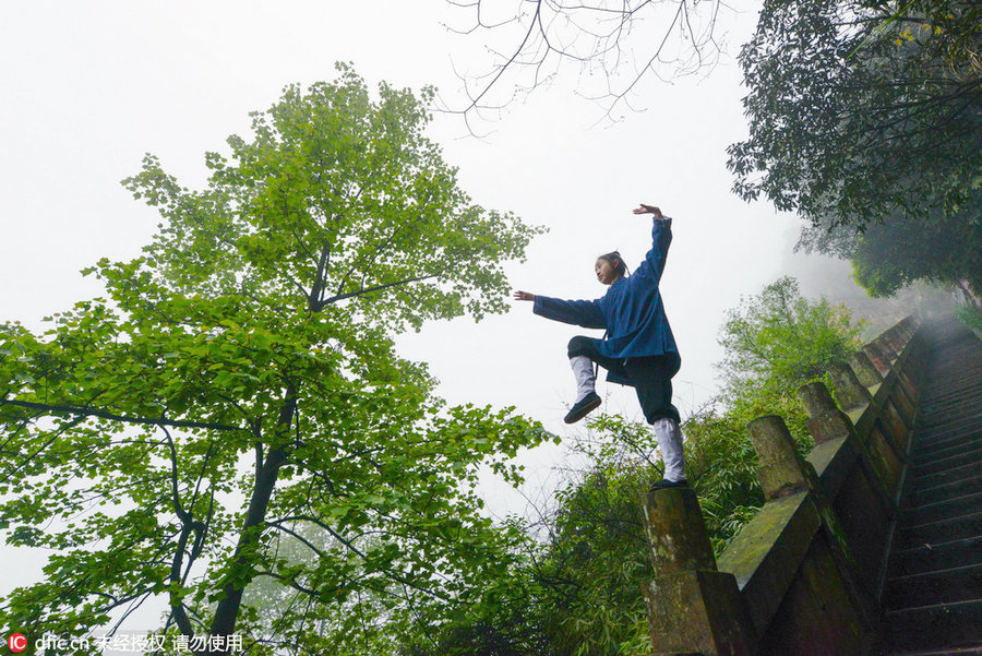 Post-90s female Taoist priest's unique life
