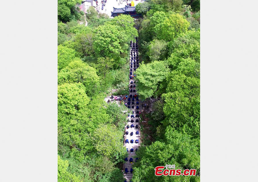 Hundreds of Taoists worship Laojun Mountain