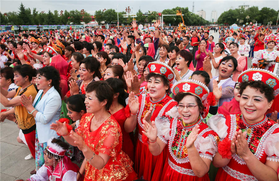 Dance carnival lighs up Tacheng in Xinjiang