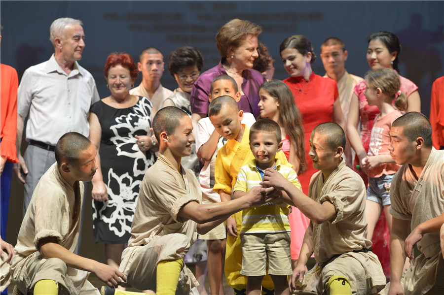 Kung Fu show wows Albanians