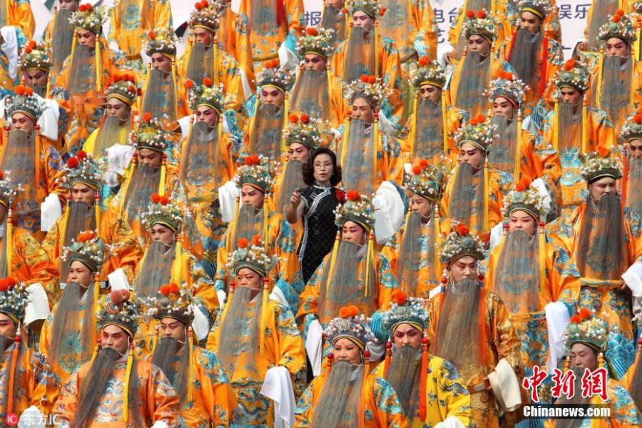 Yuju Opera fans, wearing imperial robes, make Guinness record