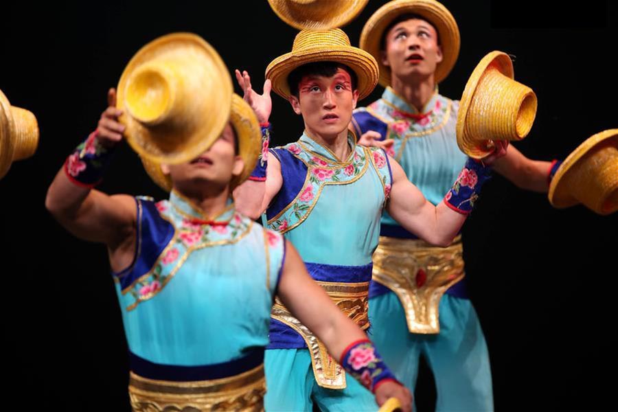 Acrobats from China perform in 'Dream Journey' in US