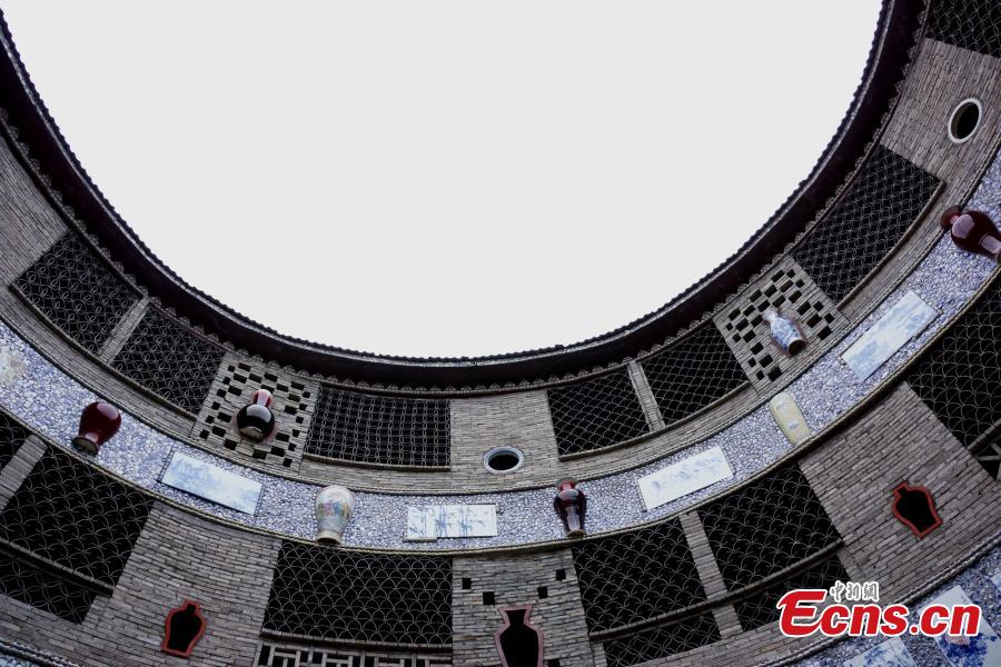 Folk artisan builds 'porcelain palace'in E China city