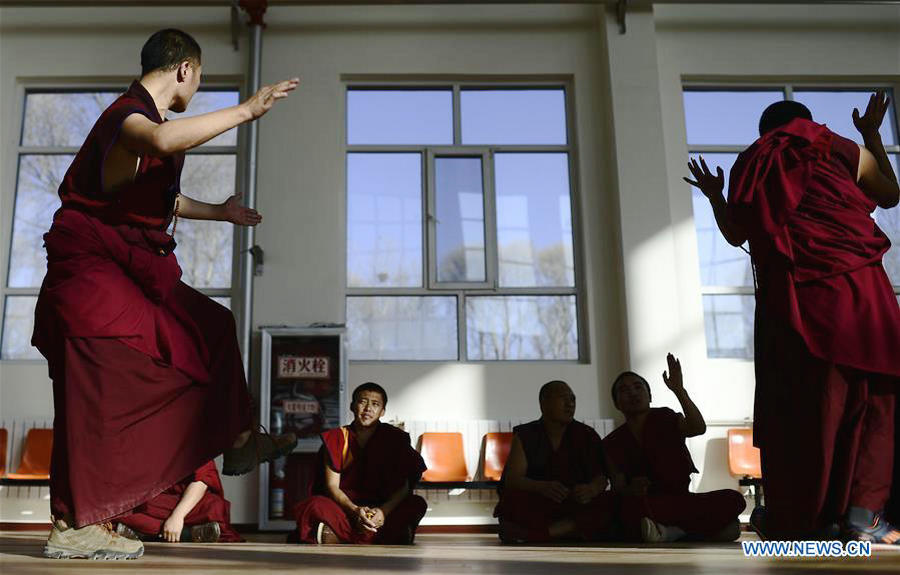 Monks have lesson at Qinghai Tibetan Buddhism College