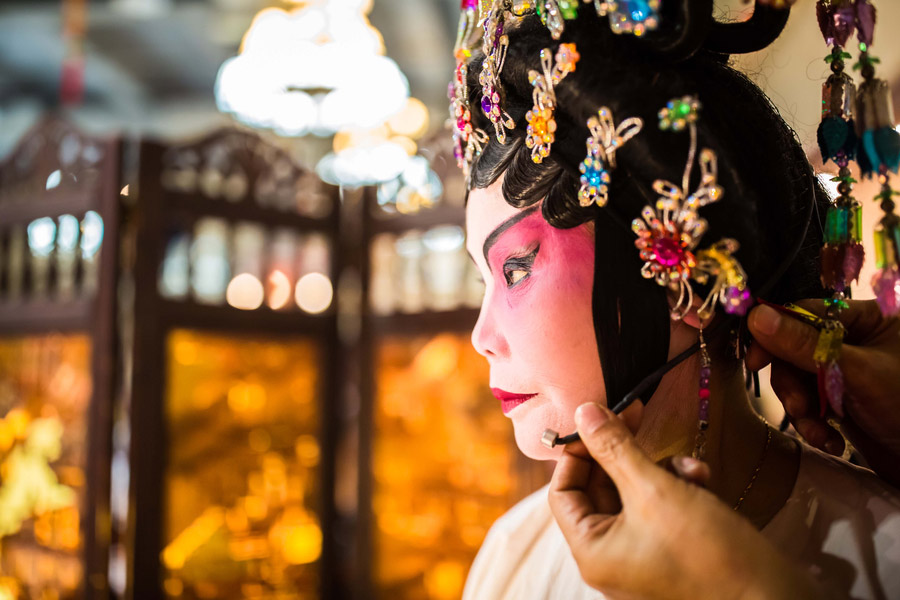 Dilemma of Cantonese Opera in vanishing tea houses