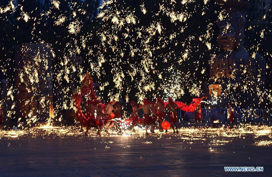 Father and son: splashing iron water during dragon dance
