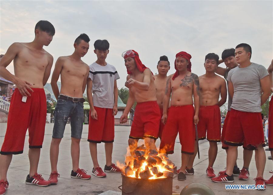 Father and son: splashing iron water during dragon dance