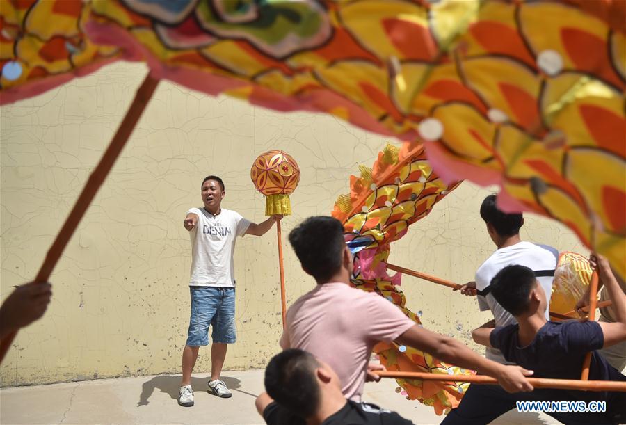 Father and son: splashing iron water during dragon dance