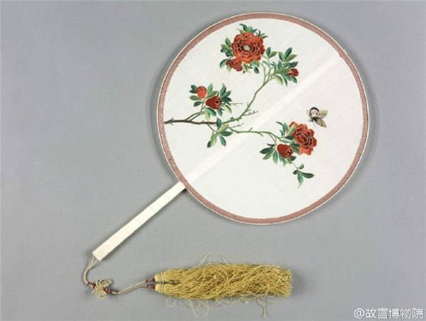 Exquisite ancient fans bring summer relief