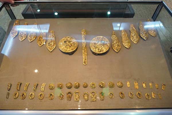 Chinese archaeologists go on Mongolian cemetery excavation