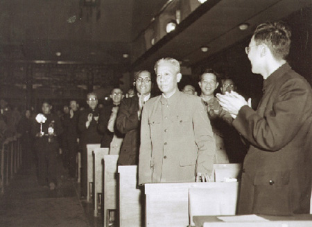 劉少奇當(dāng)選委員長，代表們向他表示熱烈祝賀