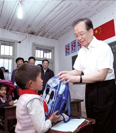 “六一”前夕 總理看望留守兒童過問營(yíng)養(yǎng)餐