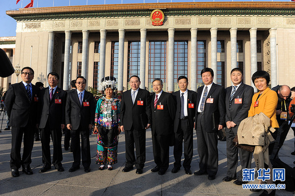 圖：代表們?cè)谌舜蟠髸?huì)堂外留影