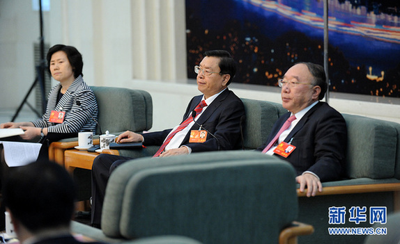 重慶市代表團討論對中外記者開放