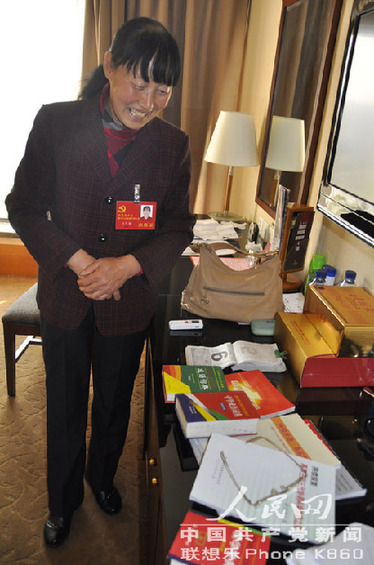 代表們參會都帶啥?報告、日記本、新華字典隨身帶