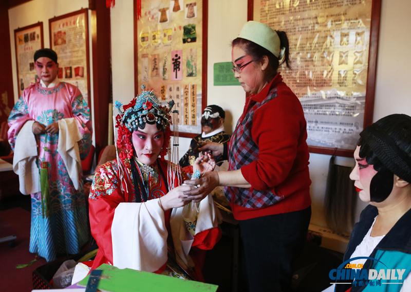 十八大期間中外記者參觀北京西城社區學校 感受百姓業余文化生活