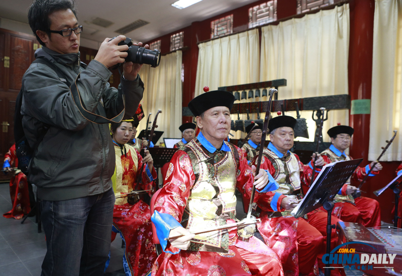 十八大期間中外記者參觀北京西城社區學校 感受百姓業余文化生活
