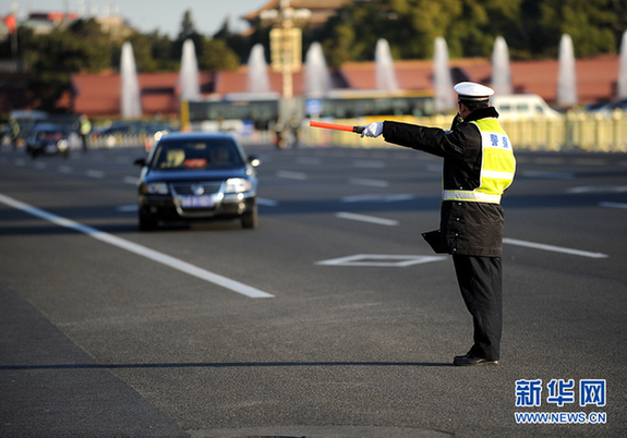 十八大閉幕會(huì)：天安門廣場(chǎng)執(zhí)勤的交警(圖)