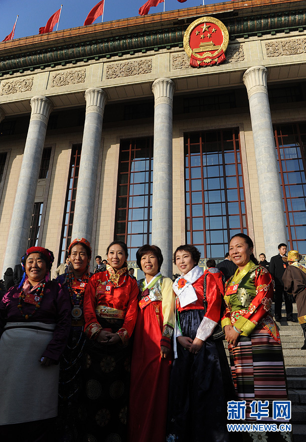 代表們?cè)谌嗣翊髸?huì)堂外留影