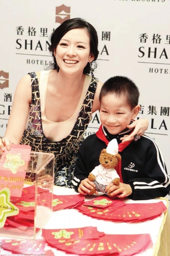 章子怡兒童節抵川探望福利院兒童