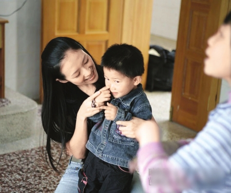 章子怡兒童節抵川探望福利院兒童