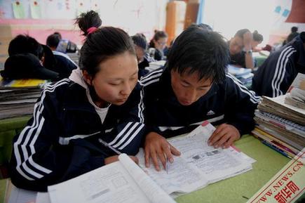 青海玉樹考生備戰高考 為夢想而努力