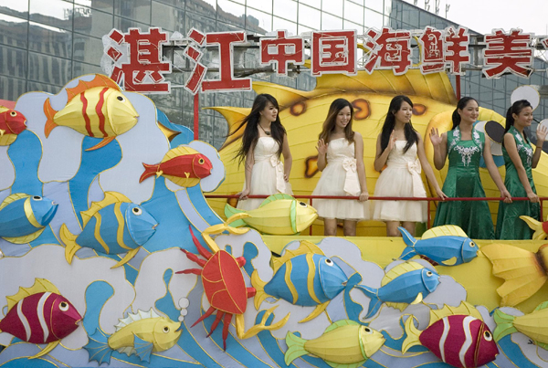 世界旅游日花車巡游在廣州舉行