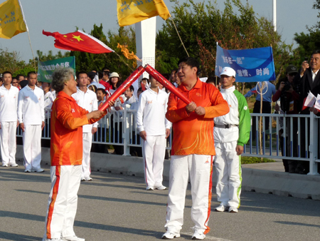 亞運(yùn)圣火閃耀山東海陽(yáng)