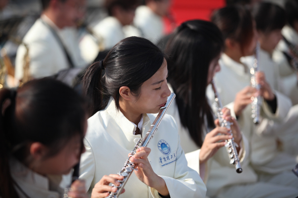 學生樂團助興亞運城升旗儀式