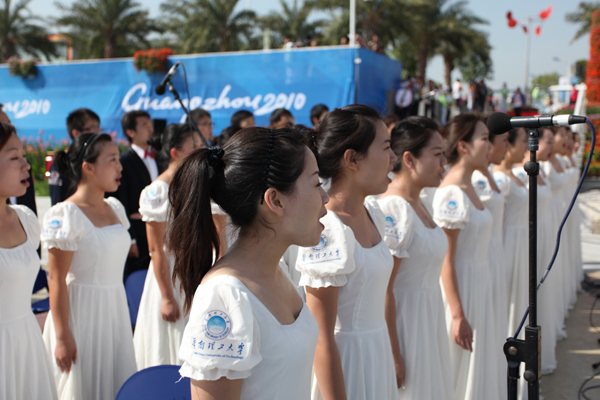 學生樂團助興亞運城升旗儀式