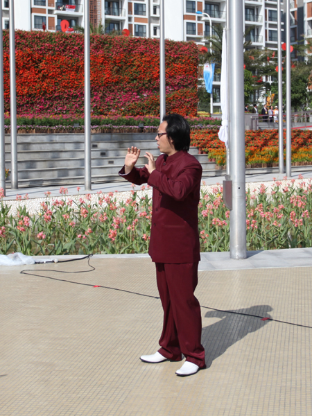 學生樂團助興亞運城升旗儀式