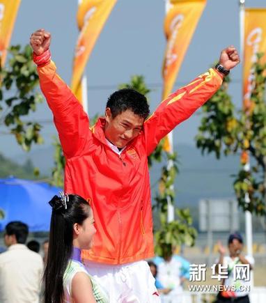 中國(guó)選手滕志強(qiáng)激流回旋男子單人劃艇決賽摘金