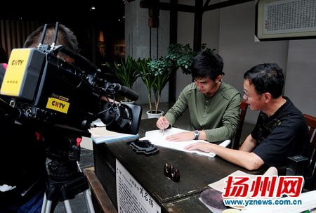 《京杭運河兩岸行》攝制組結束在揚州的拍攝