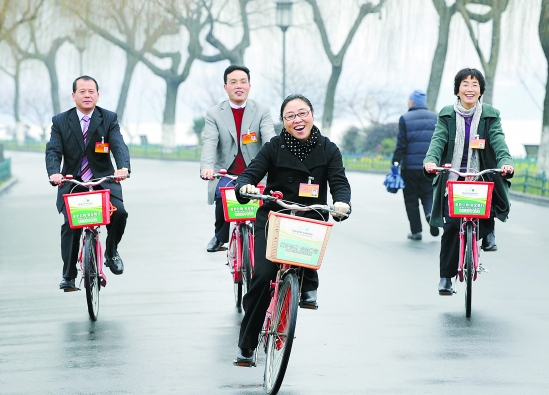 政協委員騎免費自行車出行