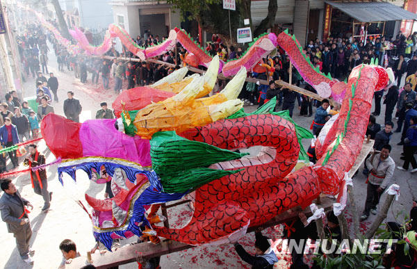 500米板凳長龍鬧新春