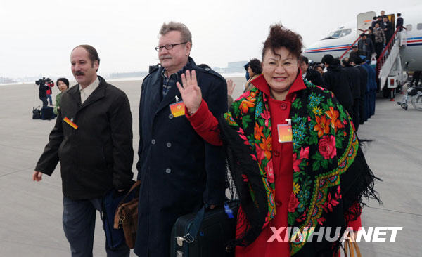 出席全國政協十一屆三次會議的委員陸續抵京(圖)