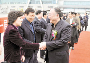 黃奇帆飛機上切蛋糕 萬米高空中祝兩會成功