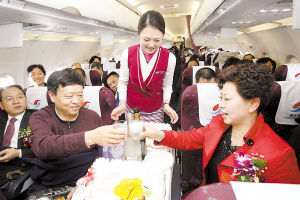 黃奇帆飛機上切蛋糕 萬米高空中祝兩會成功